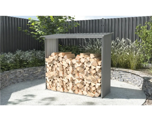 Holzlager aus Metall im Garten mit gestapeltem Brennholz