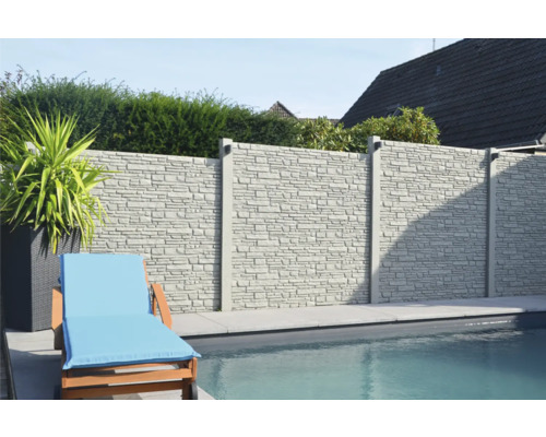 Gartenansicht mit Sichtschutzzaun und Pool