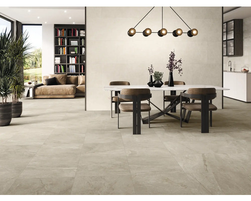 Helles Wohnzimmer mit Esstisch, Stühlen und Bodenfliesen