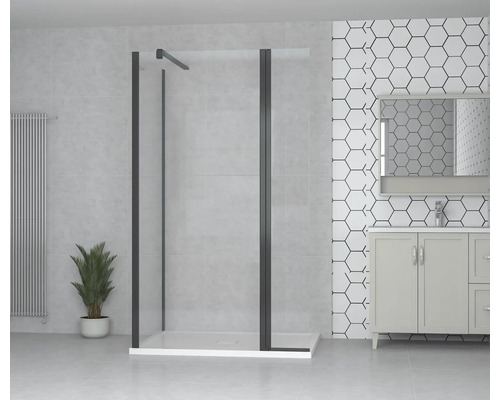 Badezimmer mit Duschkabine, Waschbeckenunterschrank und Heizkörper