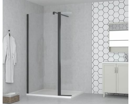Badezimmer mit Duschkabine mit schwarzem Rahmen, Waschbecken und weißem Bademantel