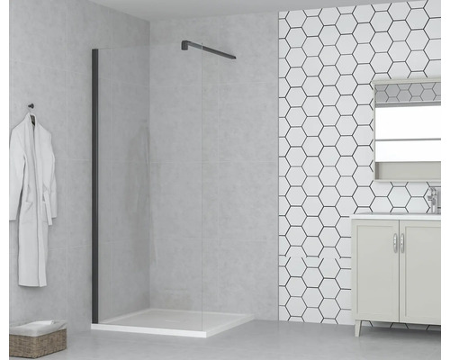 Badezimmer mit Duschkabine, Waschbeckenunterschrank und Spiegel