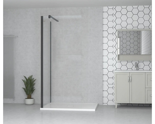 Badezimmer mit Walk-In Dusche, Waschbeckenunterschrank und Heizkörper