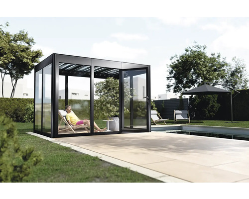Modernes Gartenhaus mit Glasschiebetüren und liegendem Mann auf Liegestuhl
