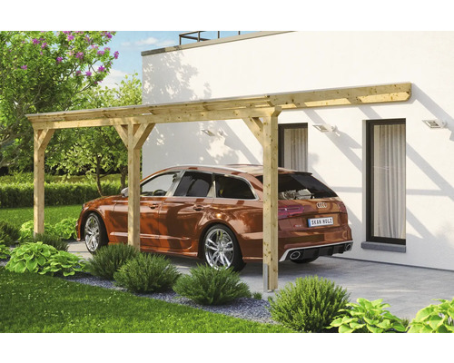 Carport aus Holz mit Auto im Hof.