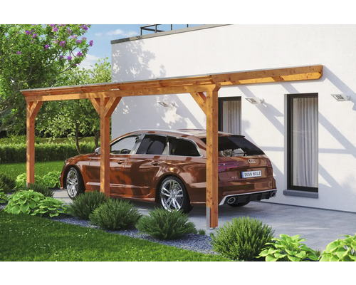 Holzcarport mit Auto auf gepflastertem Untergrund