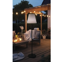 Stehlampe mit Lampenschirm im Außenbereich