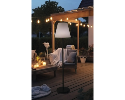 Stehlampe mit Lampenschirm im Außenbereich