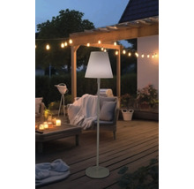 Stehlampe auf einer Terrasse mit Sitzbereich und Lichterkette