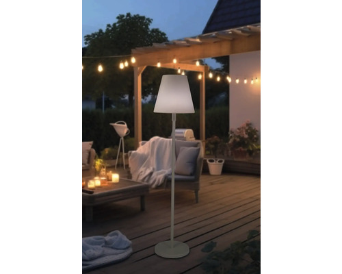 Stehlampe auf einer Terrasse mit Sitzbereich und Lichterkette