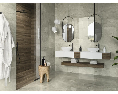 Helles Badezimmer mit Dusche, Doppelwaschtisch, hängenden Spiegeln und grauen Fliesen.