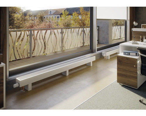 Büro mit Heizkörpern unter einer Fensterfront mit Geländer