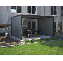 Überdachte Terrasse mit Gartenmöbeln und Schaukel