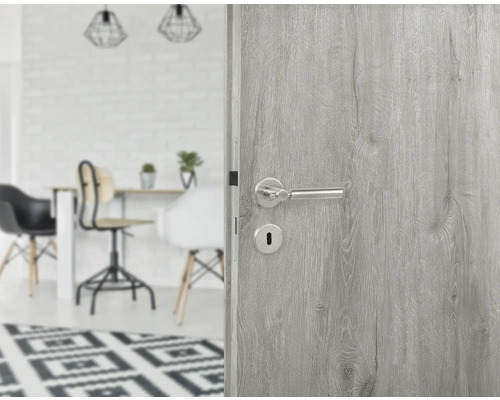 Graue Innentür mit Beschlägen in einem modernen Interieur