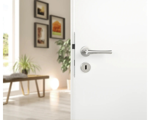 Geöffnete weiße Tür mit Türgriff