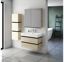 Badezimmer mit Waschtisch, Spiegelschrank und Hochschrank in hellem Holzdekor