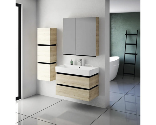 Badezimmer mit Waschtisch, Spiegelschrank und Hochschrank in hellem Holzdekor