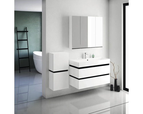 Badezimmer mit Waschtisch, Spiegelschrank und Regal