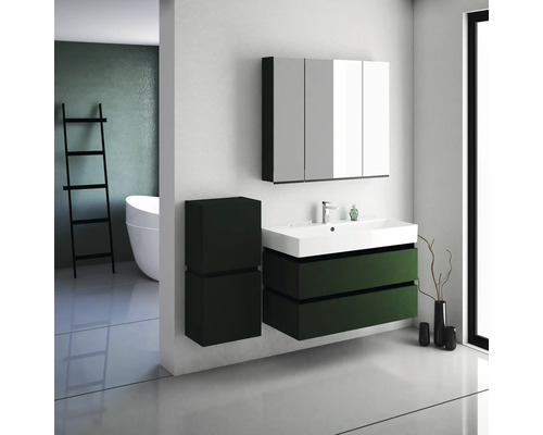 Modernes Badezimmer mit Waschbecken, Unterschrank, Spiegelschrank und Regal