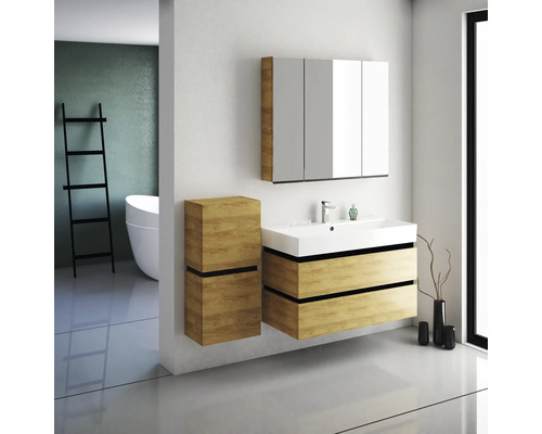 Badezimmer mit Waschtisch, Spiegelschrank und Hocker