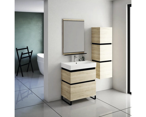 Badezimmer-Szene mit Waschtisch, Spiegel und Hochschrank in hellem Holzdekor