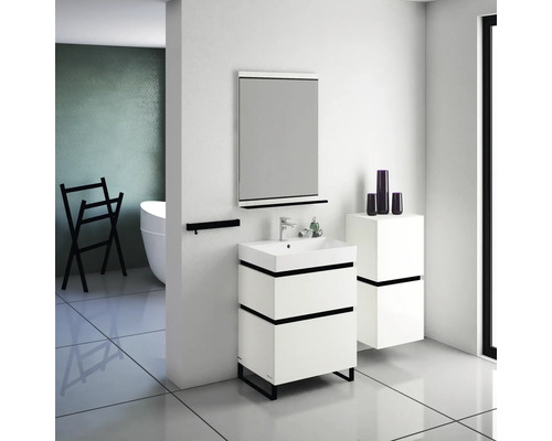 Badezimmer mit Waschtisch, Spiegel, Handtuchhalter und Badewanne