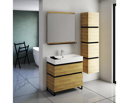 Badezimmer mit Waschtisch, Spiegel und Hochschrank in Holzoptik und mit schwarzen Akzenten