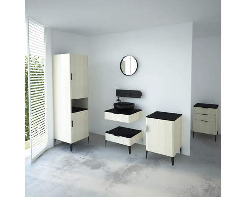 Badezimmer mit Waschtisch, Unterschrank, Spiegelschrank und Aufsatzwaschbecken