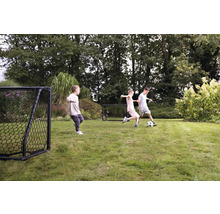 Szene im Garten mit spielenden Kindern, Fußball und Fußballtoren