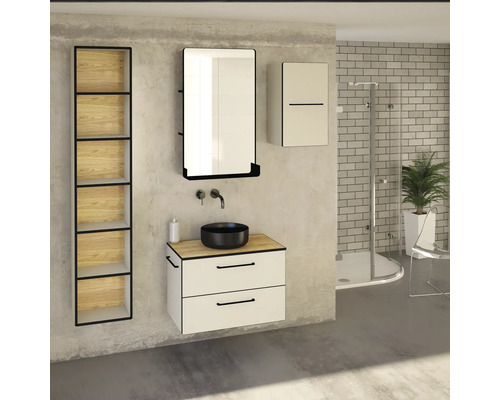 Badezimmer-Interieur mit Waschtisch, Spiegel, Regal und Dusche