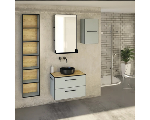 Badezimmer mit Waschbecken, Spiegel, Schrank und Regalen