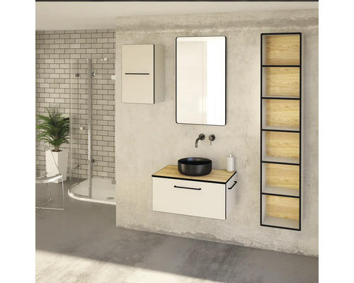 Badezimmer mit Waschtisch, Spiegel, Hochschrank und Regalelement