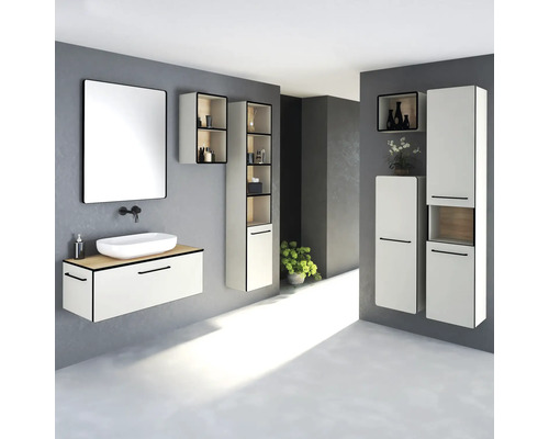 Badezimmer mit Waschtisch, Spiegelschrank und Hochschränken für Badezimmerzubehör