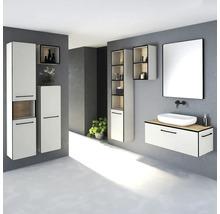 Badezimmer mit Waschtisch, Spiegel, Unterschrank und Hochschränken in modernem Design.
