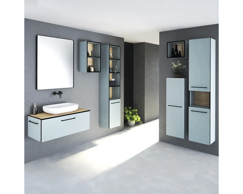 Modernes Badezimmer mit Waschtisch, Spiegel, Hängeschränken und Regalen für Badezimmerprodukte