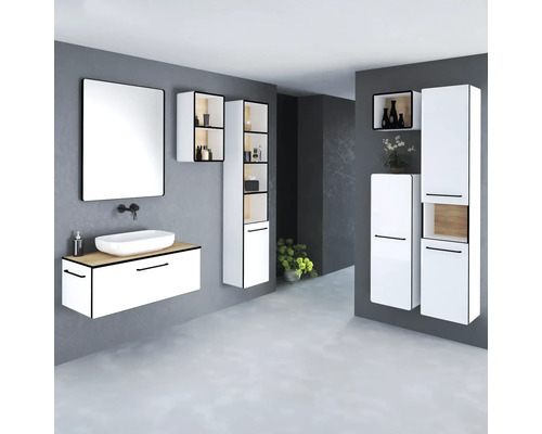 Modernes Badezimmer mit Waschbecken, Spiegel und verschiedenen Schränken für Stauraum.