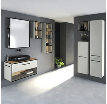 Modernes Badezimmer mit Waschtisch, Spiegel, Regalen und Schränken in einem hellen und organisierten Design.