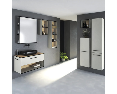 Modernes Badezimmer mit Waschtisch, Spiegel, Regalen und Schränken in einem hellen und organisierten Design.