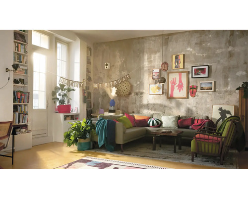 Wohnzimmer mit Ecksofa, Dekorationsartikeln und Geburtstagsdekoration