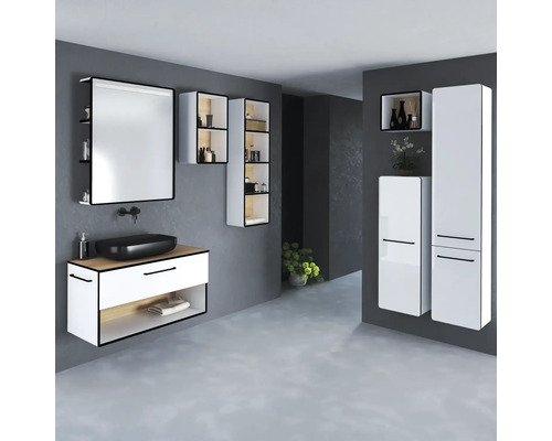 Modernes Badezimmer mit Waschtisch, Spiegel, Hängeschränken und Hochschränken in einem hellen und organisierten Design