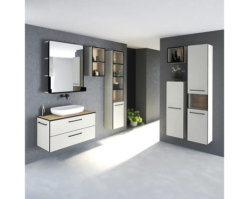 Modernes Badezimmerensemble mit Waschtisch, Spiegel und verschiedenen Hängeschränken für ein stilvolles Ambiente