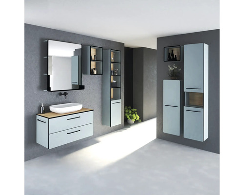 Badezimmer mit Waschtisch, Spiegel, Hängeschränken und Regalen für Badezimmerzubehör