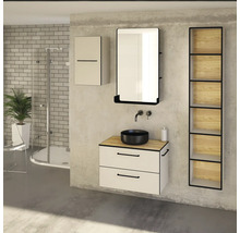 Badezimmer mit Waschtisch, Spiegel, Hochschrank und Regal