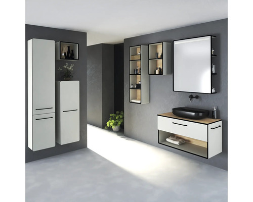 Badezimmer mit Waschtischunterschrank, Spiegelschrank und Hochschränken