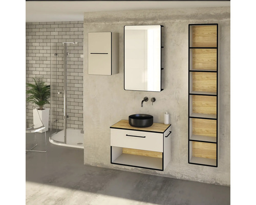 Badezimmer mit Waschtisch, Spiegel, Hängeschrank und Regal