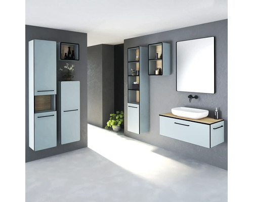 Modernes Badezimmer mit Waschtisch, Spiegel und Hängeschränken in einem hellen Design.