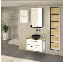 Modernes Badezimmer mit Waschbecken, Spiegel, Schrank und Regal.