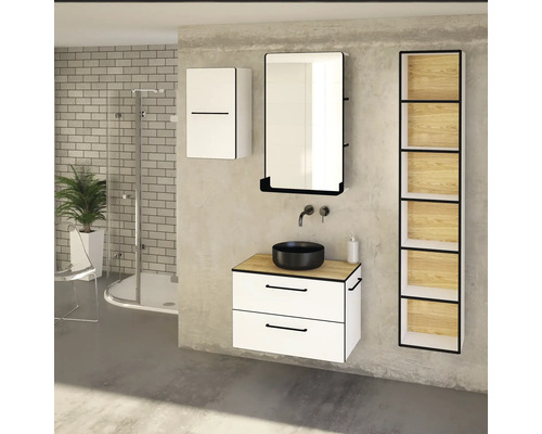 Modernes Badezimmer mit Waschbecken, Spiegel, Schrank und Regal.
