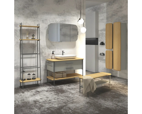Modernes Badezimmer mit Waschbecken, Spiegelschrank, Regal und Bank