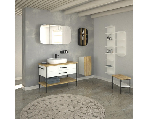 Badezimmer mit Waschtisch, Spiegelschrank, Regalen und rundem Teppich